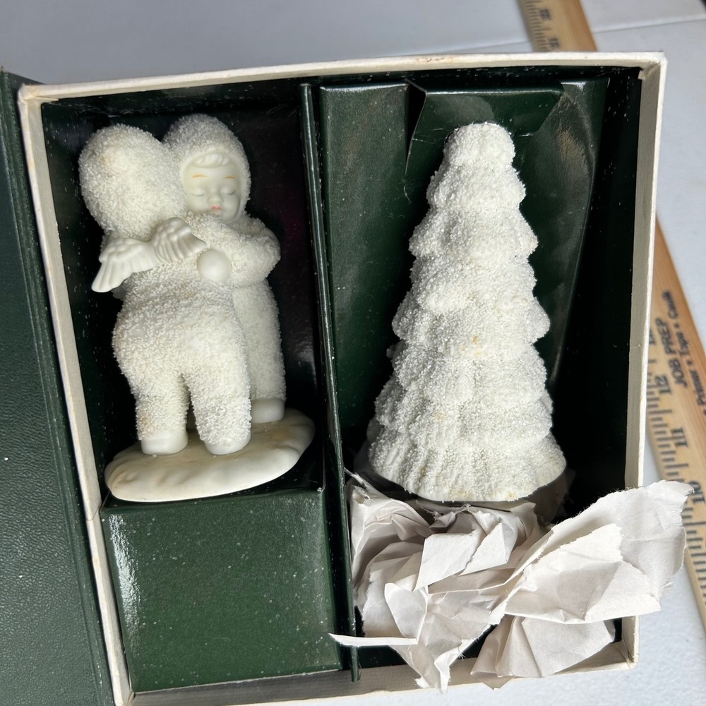 Vintage Department 56 Snowbabies "I Need A Hug" Figurine 68136 w/ Flocked Tree